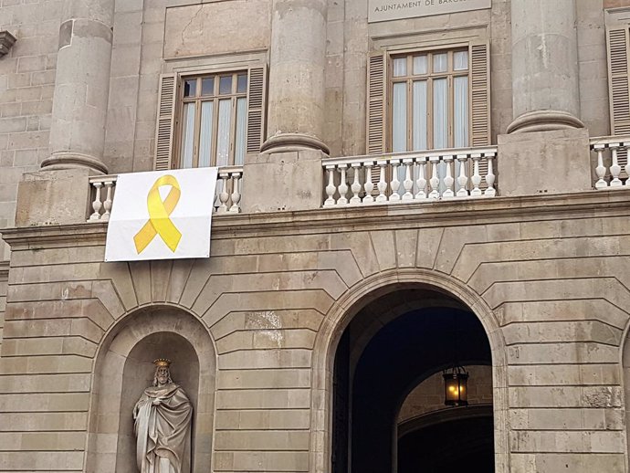 Una pancarta con un lazo amarillo en el balcón del Ayuntamiento de Barcelona, en mayo de 2018.