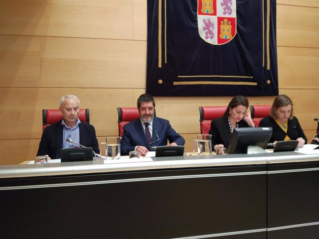 El gerente regional de Salud, Manuel Mitadiel, (segundo por la izquierda), durante su comparecencia en la Comisión de Sanidad en las Cortes.