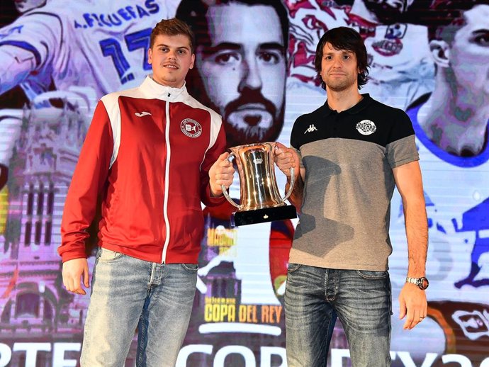 Los jugadores del Logroño La Rioja Gabriel Ceretta (izda) y del ABANCA Ademar Gonzalo Carou (dcha) sujetan el trofeo de la Copa del Rey de balonmano