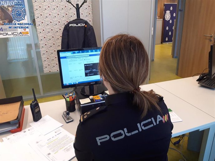 Una policía frente a un ordenador.