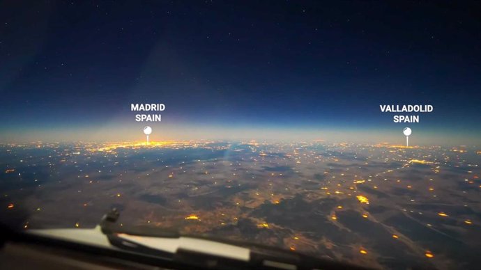 Espectacular timelapse de un Boeing 777 en ruta París  Buenos Aires durante la última luna llena