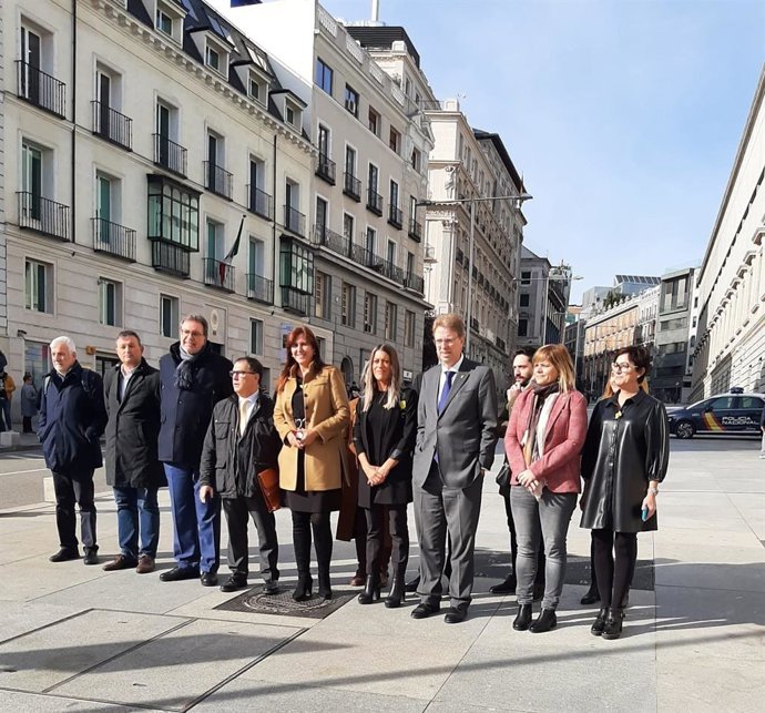 Laura Borrs, Ferran Bel, Jaume Alonso Cuevillas, Marta Pascal, Josep Cleríes y los demás diputados y senadores de Junts