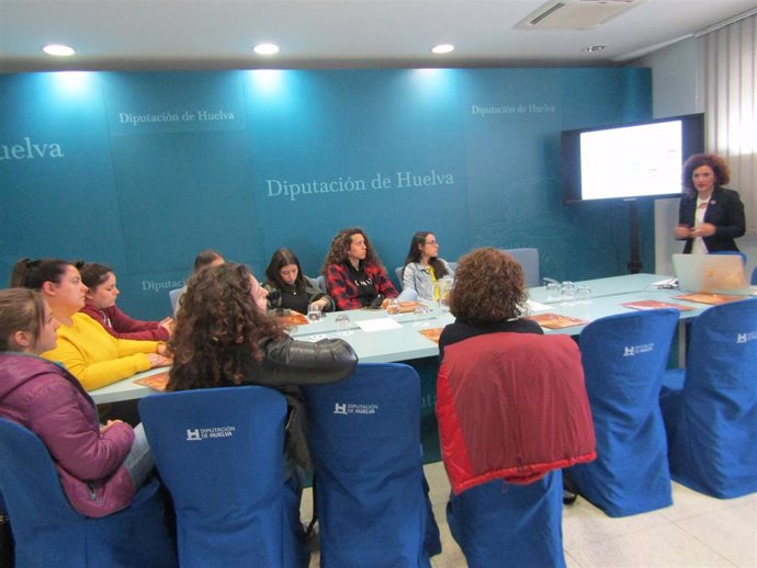 Alumnas de Promoción de Igualdad de Género del IES La Orden visitan el departamento de Igualdad de Diputación. 