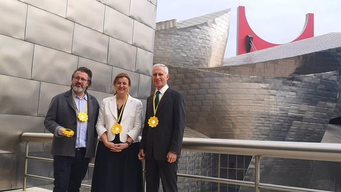 Olafur Eliasson, Teresa Laespada Y Juan Ignacio Vidarte, Ante El Museo Guggenheim En Bilbao