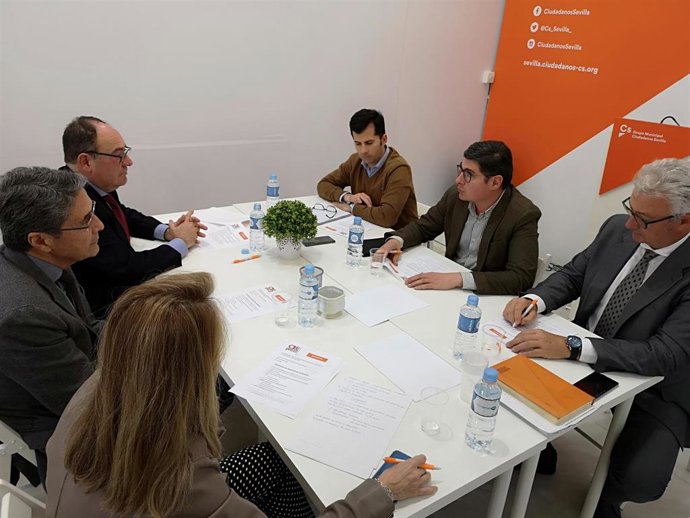 El portavoz de Ciudadanos (Cs) en el Ayuntamiento de Sevilla, Álvaro Pimentel, con Aprocom