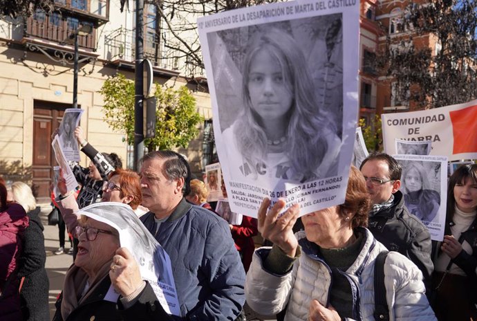 Manifestació per exigir que es repeteixi el judici pel cas Marta del Castillo on han assistit més de 3000 persones, entre ells els pares de la jove, Antonio del Castillo i Eva Casanueva, i l'avi, José Antonio Casanueva.