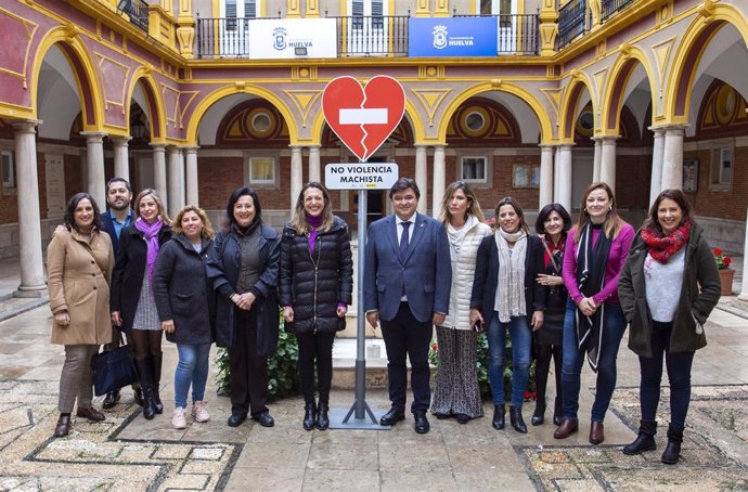 Presentación en el Ayuntamiento de Huelva de las señales que se usarán en la campaña