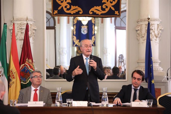 El alcalde, Francisco de la Torre, se dirige a los representantes de otras instituciones para avanzar en el proyecto de vía perimetral metropolitana de Málaga