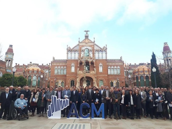 El president de l'ACM, Lluís Soler, i la consellera de la Presidncia, Meritxell Budó, amb alcaldes de municipis de Catalunya.