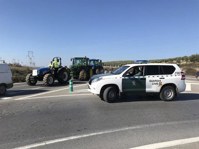 La tractorada, bajo control de la Guardia Civil, se ha desarrollado sin incidentes.