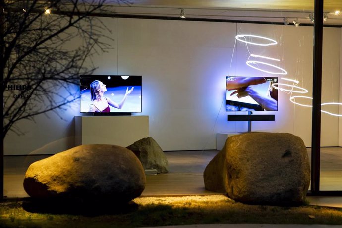Los televisores Philips OLED+ 983 y OLED+ 934, en una exposición en Madrid.