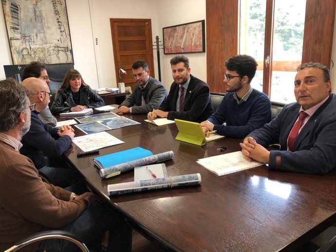 La directora insular de Infraestructuras, Olga Martínez, se ha reunido con el alcalde de Llucmajor, Éric Jareño, el teniente de alcalde de   Atención a la Ciudadania de Urbanizaciones, Alexandro Gaffar y del regidor de Movilidad, Eloy Crusat