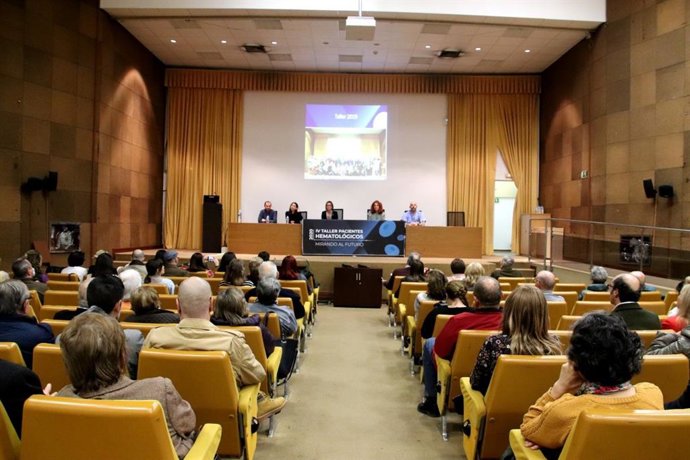 Imagen de la sesión celebrada este viernes en el Hospital Macarena para enfermos hematológicos.