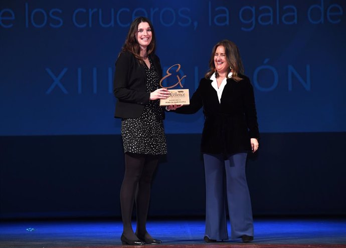 La responsable Cruceros del Puerto de Barcelona, Gemma Gracia, recibiendo el premio de Angustias Lerín, jefa del departamento de Protocolo y Acontecimientos Corporativos de Puertos del Estado