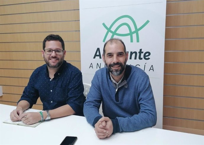 El portavoz adjunto de Adelante Andalucía y parlamentario por Cádiz, José Ignacio García, y el portavoz de Adelante Puerto Real y diputado de Adelante Cádiz, Antonio Romero, en rueda de prensa