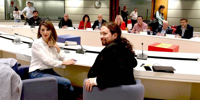 La ministra de Trabajo, Yolanda Díaz, y el vicepresidente Pablo Iglesias, este viernes en el encuentro que han mantenido con los sindicatos.