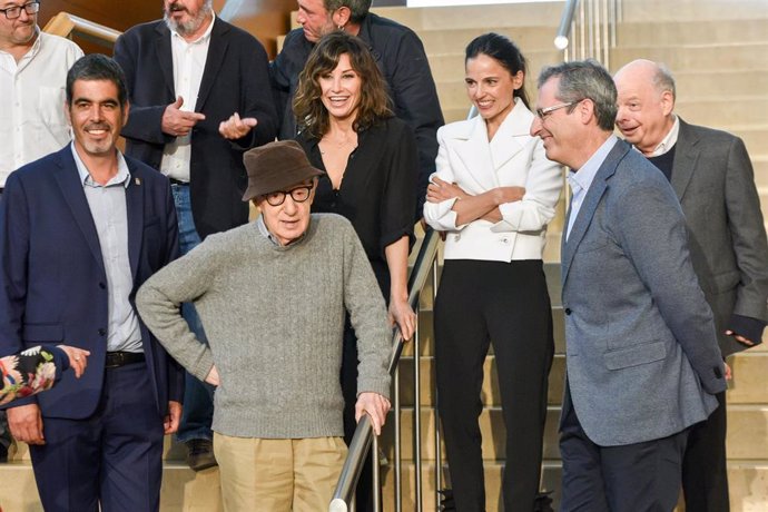 El alcalde San Sebastián, Eneko Goia (1i), Woody Allen (2i), las actrices Gina Gershon (3i) y Elena Anaya (4i), el diputado general de Guipúzcoa, Markel Olano (5i) y el actor Wally Shawn (6i) 