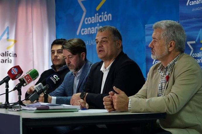 Los portavoces de CC en el Cabildo de Tenerife y Ayuntamiento de La Laguna, Carlos Alonso y José Alberto Díaz, respectivamente, en rueda de prensa
