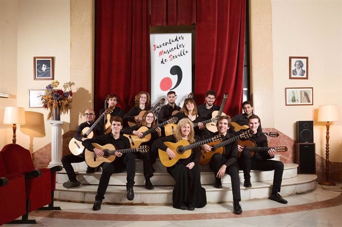 Imagen de los integrantes de la Joven Orquesta de Guitarras, que Juventudes Musicales presenta el lunes en el Teatro de la Maestranza.