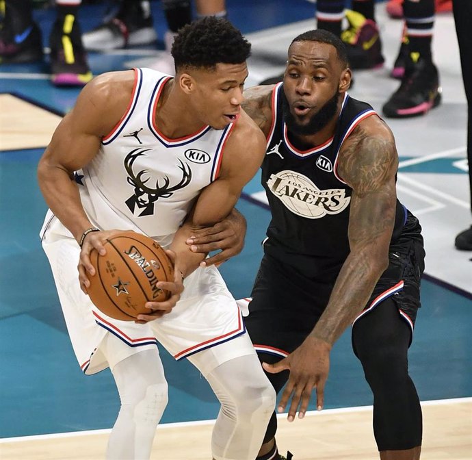  US, Charlotte: Team Giannis' Giannis Antetokounmpo (L), of the Milwaukee Bucks, challenges Team LeBron's LeBron James, of the Los Angeles Lakers during NBA All-Star baskeltaball game between Team Giannis and Team LeBron at the Spectrum Center