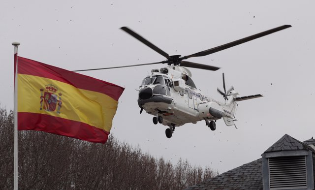 El helicóptero presidencial despega desde el Palacio de la Moncloa, en Madrid.