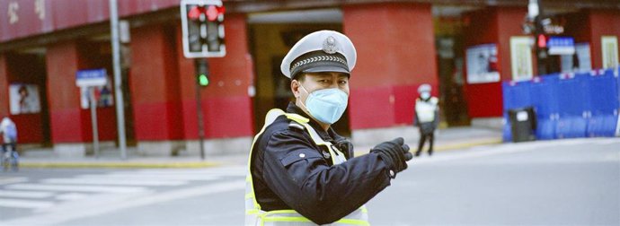 Un policía con una mascarilla en Shanghái. 