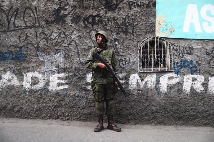 Militar brasileño en una favela de Río de Janeiro
