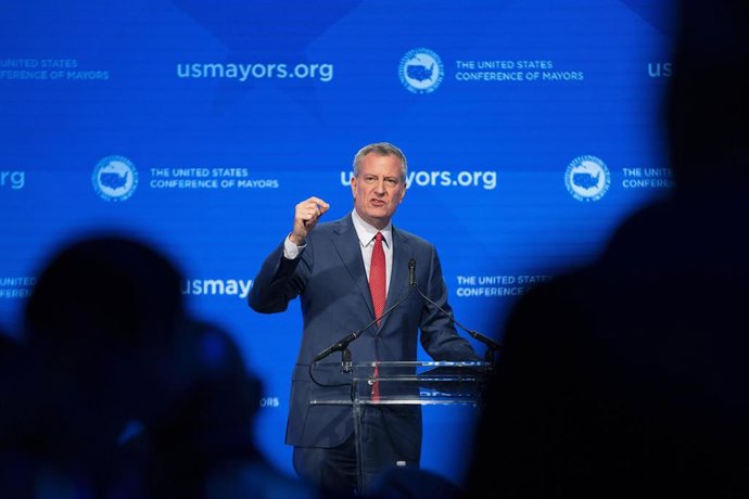 EEUU.- El alcalde de Nueva York, Bill de Blasio, apoya a Sanders como candidato 