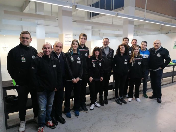 Visita del concejal de Deportes, Rubén Antoñanzas, a la tiradora Paula Grande, una de las deportistas becadas ya el año pasado