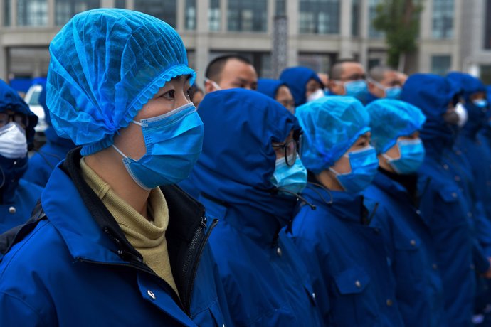 14 February 2020, China, Hubei: Members of a medical team in surgical masks arrive to support the treatment of patients who have contracted coronavirus. Photo: Hu Xuejun/SIPA Asia via ZUMA Wire/dpa