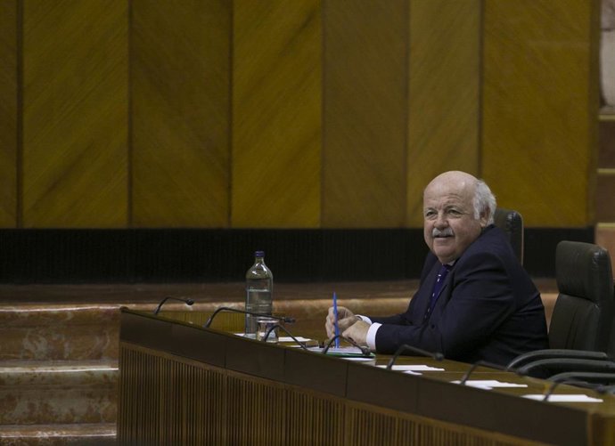 Primera jornada del Pleno del Parlamento de Andalucía.. El consejero de Salud y Familias, Jesús Aguirre, antes del inicio de su comparecencia. Sevilla, a 18 de diciembre de 2019.