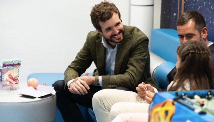 El presidente del PP, Pablo Casado, durante su visita a la Fundación CRIS contra el cáncer.