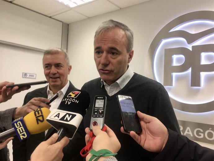 El presidente del PP en la capital aragonesa, Javier Campoy, y el alcalde de la ciudad, Jorge Azcón,