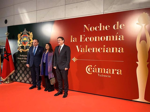 El presidente de Cámara Valencia, José Vicente Morata; la embajadora de Marruecos, Karima Benyaich, y el president de la Generalitat, Ximo Puig