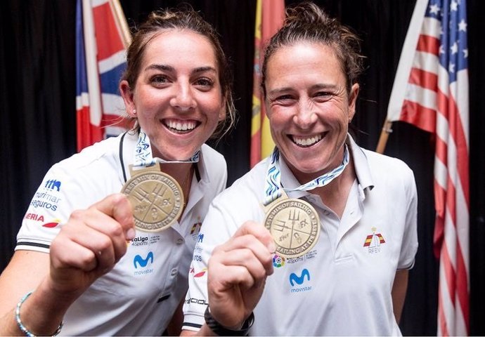 Las regatistas españolas Támara Echegoyen y Paula Barceló posan con sus medallas de campeonas del mundo de la clase 49er FX