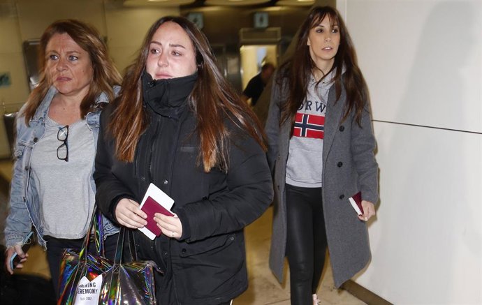 Rocío Flores y Estefania, en el aeropuerto de Madrid-Barajas