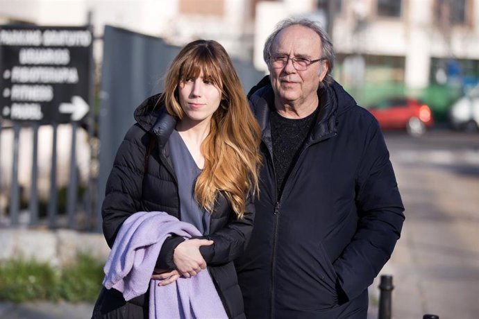 Joan Manuel Serrat junto a la hija de Sabina, Carmela Sabina, en la Ruber Internacional tras su accidente en el Wizink Center