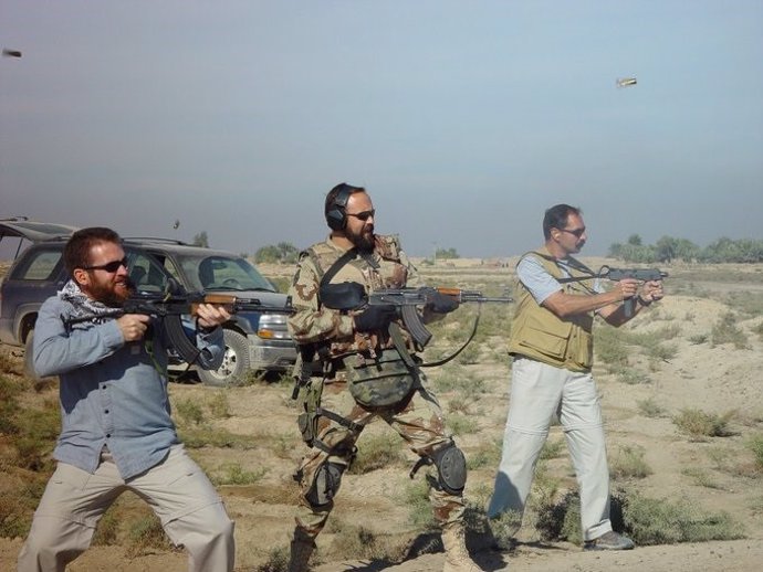 Els agents del CNI Carlos Baró (esquerra) i Alfonso Vega (dreta) al costat d'un uniformat (centre) en unes prctiques de tir a l'Iraq