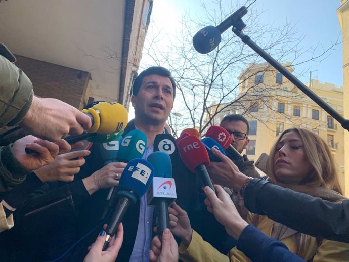 Gonzalo Caballero atiende a los medios antes de participar en el comité federal del PSOE