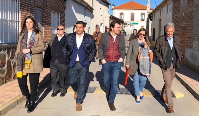 El presidente de la Junta de Castilla y León, Alfonso Fernández Mañueco, durante un paseo por la localidad abulense de Adanero.