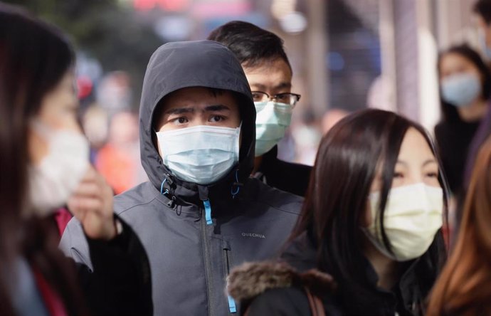 Personas con máscaras en Hong Kong