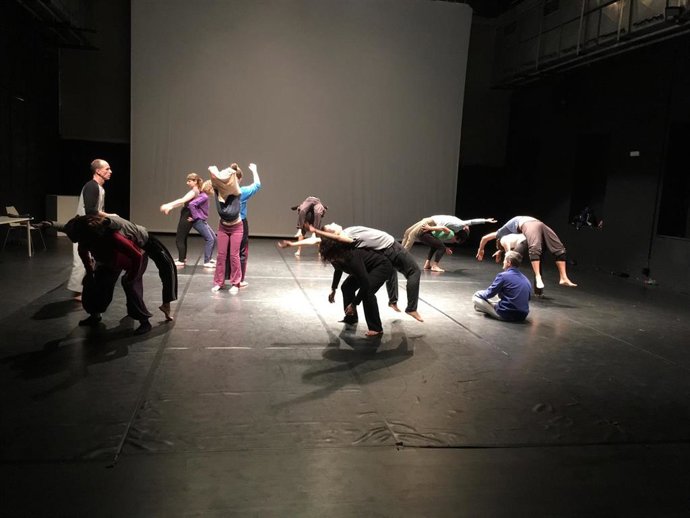 El Centro Párraga acoge desde el lunes y durante dos semanas un taller sobre la disciplina 'Contact Improvisation'