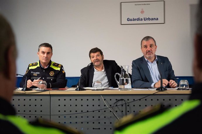 El jefe de la Guardia Urbana Pedro Velázquez, el teniente de alcalde de Seguridad de Barcelona Albert Batlle y el primer teniente de alcalde de Barcelona Jaume Collboni en la presentación del nuevo modelo de servicio y gestión el 15 de febrero de 2020