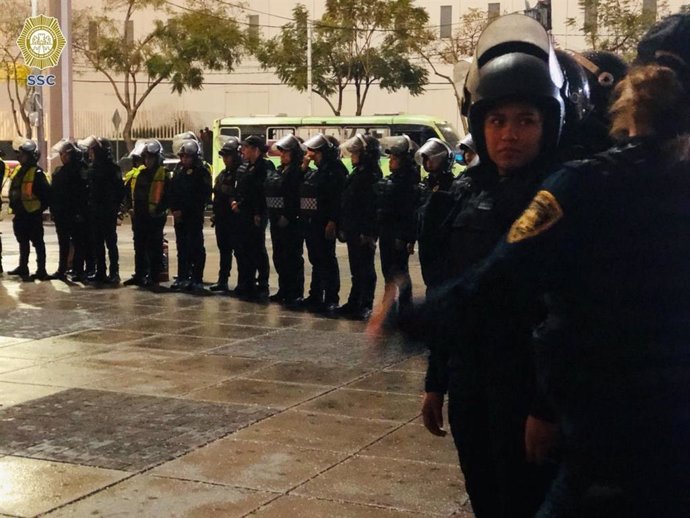 Policías antidisturbios en Ciudad de México