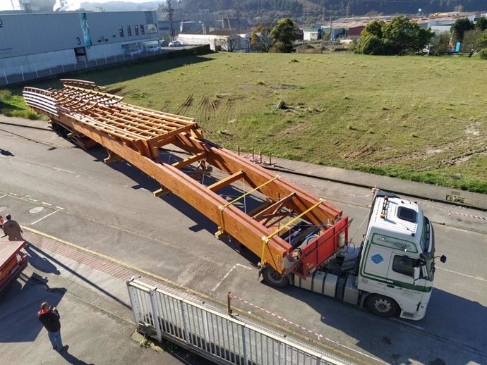 Uno de los camiones que transportan las distintas piezas que permitirán finalizar el puente sobre el río Guadalhorce.