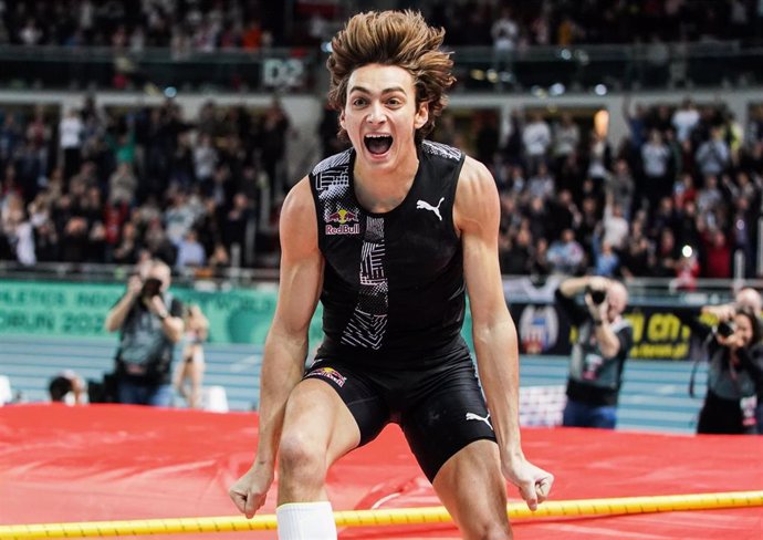 Armand Duplantis, después de batir el récord mundial de salto con pértiga.