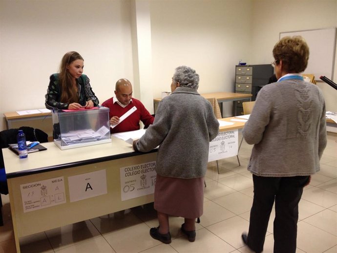 Personas mayores votan en  Galicia en las elecciones autonómicas de 2012