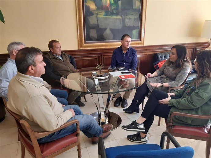 La subdelegada del Gobierno de España en Jaén, Catalina Madueño, reunión con el alcalde de Villanueva de la Reina, Blas Alves,