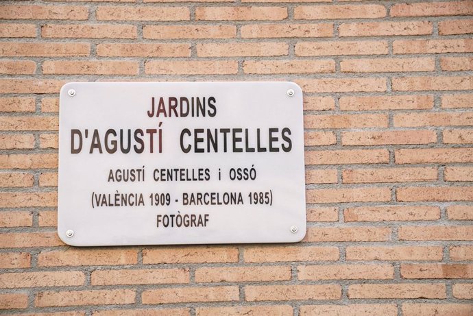 Placa descoberta en la inauguració dels jardins dedicats al fotoperiodista Agustí Centelles, a Barcelona.