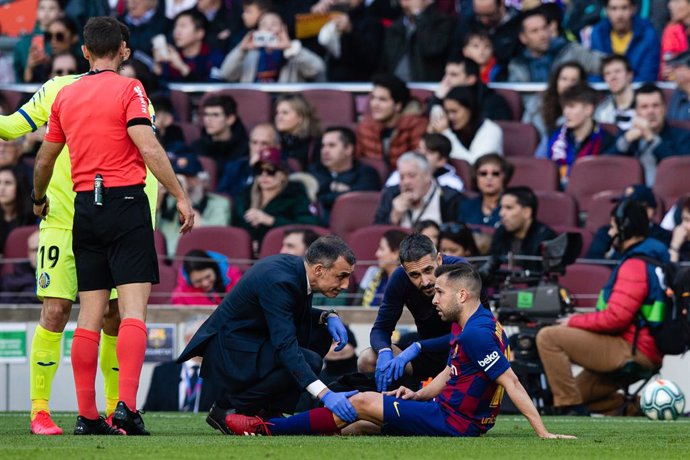 Fútbol.- Jordi Alba sufre una lesión en el aductor de la pierna derecha